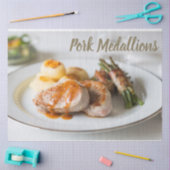 豚メダリオンテンダーロインにジャガイモと豆を添えた 薄葉紙 (クラフト)