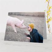 豚誕生日ハグキスグリーティングカード カード (黄色い花)