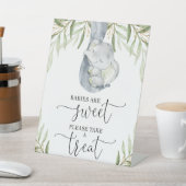 象のベビーは甘い可愛い赤ちゃんシャワーを浴びる 台座サイン (インサイチュ)