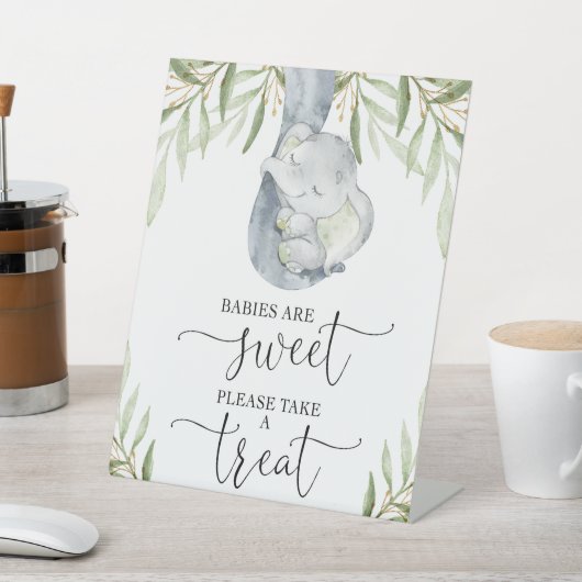 象のベビーは甘い可愛い赤ちゃんシャワーを浴びる 台座サイン (インサイチュ)