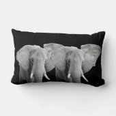 象の動物の黒い背景の写真 ランバークッション (裏面)