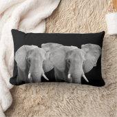 象の動物の黒い背景の写真 ランバークッション (ブランケット)