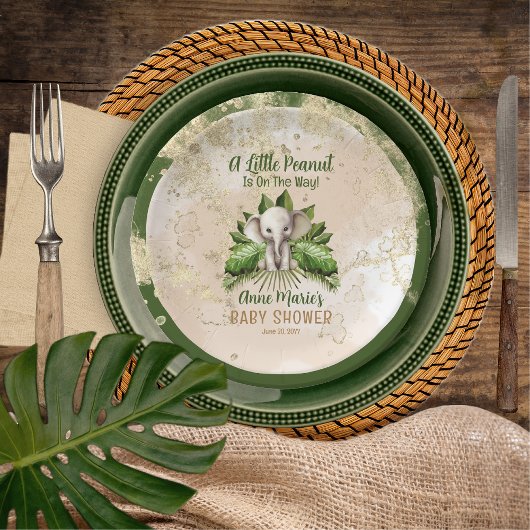象の小さなピーナッツは赤ちゃんシャワーの途中にある ペーパープレート