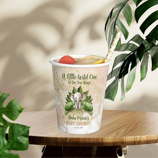 象の小さな野生の人が赤ちゃんシャワーの途中にある 紙コップ
