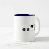 象の歩く月の位相のハートビート ツートーンマグカップ (正面右)