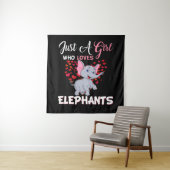 象の贈り物が大好きな女の子 タペストリー (インサイチュ)