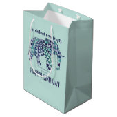 象は決して忘れいない – 誕生日カード3 ミディアムペーパーバッグ (裏面アングル)