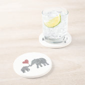 象は赤いハートを持つ灰色のお母さんそしてベビーを抱き締めます コースター (側面)