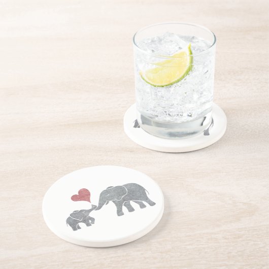 象は赤いハートを持つ灰色のお母さんそしてベビーを抱き締めます コースター (側面)