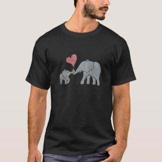 象は赤いハートを持つ灰色のお母さんそしてベビーを抱き締めます Tシャツ