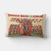 象を女性とトレーナーと一緒に演奏。 ランバークッション (裏面)