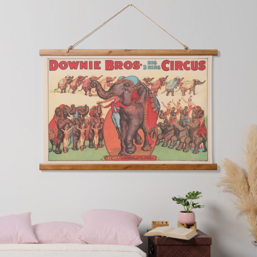 象を女性とトレーナーと一緒に演奏。 吊り下げ型タペストリー (寝室)