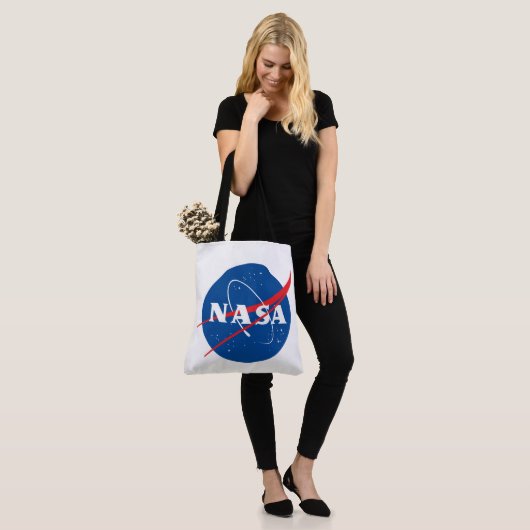 象徴的なNASA AOPショルダートートバッグ(M/L) トートバッグ (モデル)