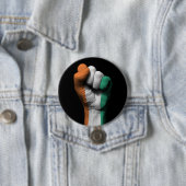 象牙海岸の旗が付いている上げられたくいしばられた握りこぶし 缶バッジ (インサイチュ)