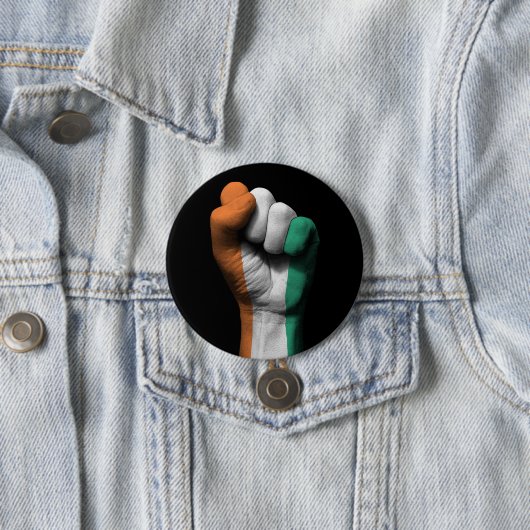 象牙海岸の旗が付いている上げられたくいしばられた握りこぶし 缶バッジ (インサイチュ)