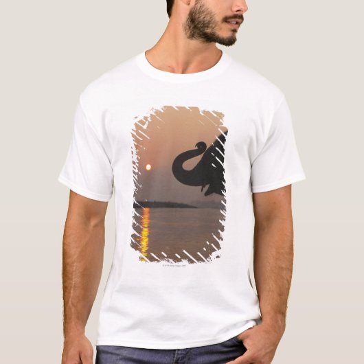 象、Chitwanの国立公園、ネパール Tシャツ (正面)