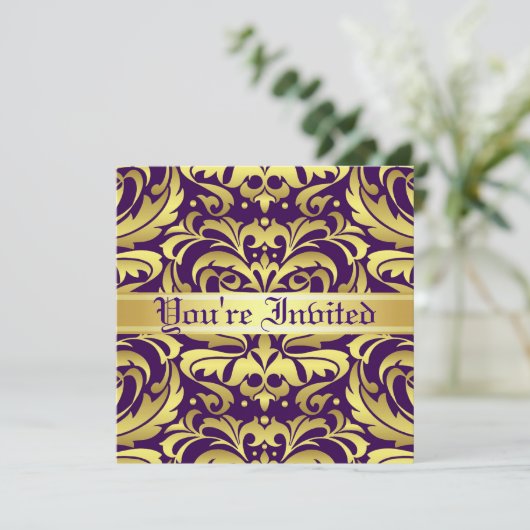 豪奢な金ゴールドの金属のダマスク織紫色スクロール招待状 招待状 (スタンド正面)