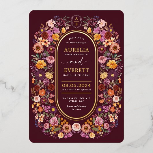 豪華なブルゴーニュのワイルドフラワーモノグラム結婚クレスト 箔招待状 (正面)
