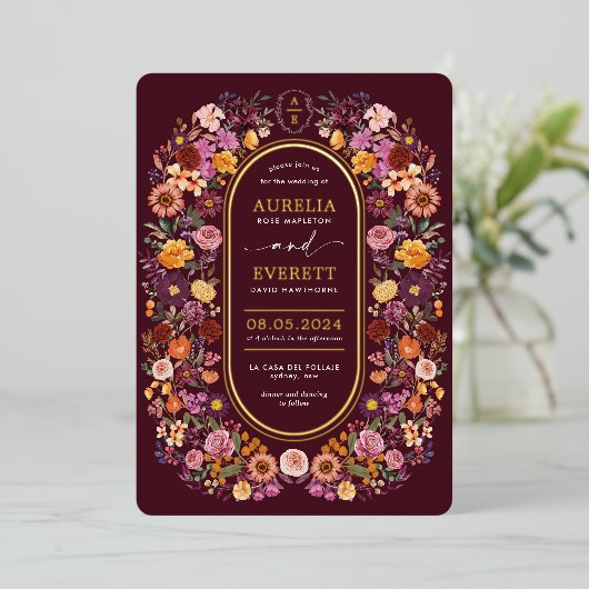 豪華なブルゴーニュのワイルドフラワーモノグラム結婚クレスト 箔招待状 (立ち正面)