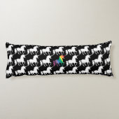 豪華なユニコーンの虹の黒く及び白いパターン ボディピロー (裏面)