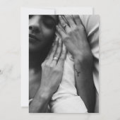 豪華な花をあしらった黒、白、赤のウェディング 招待状 (裏面)