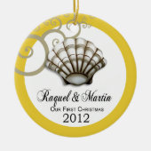 豪華な貝殻私達の初めてのクリスマス(yellow|white) セラミックオーナメント (正面)