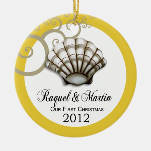 豪華な貝殻私達の初めてのクリスマス(yellow|white) セラミックオーナメント (正面)