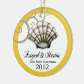 豪華な貝殻私達の初めてのクリスマス(yellow|white) セラミックオーナメント (左)