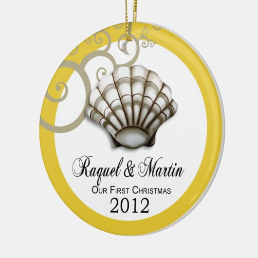 豪華な貝殻私達の初めてのクリスマス(yellow|white) セラミックオーナメント (左)