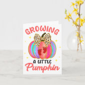 豹が小さなかぼちゃを育てて秋の雰囲気を楽しむ 感謝祭ありがとう カード (黄色い花)