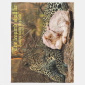 豹はイザヤの子と共に横になる フリースブランケット (正面)