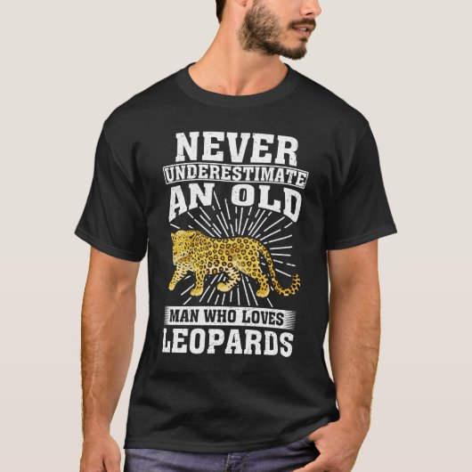 豹を愛する老人を決して過小評価しない Tシャツ (正面)