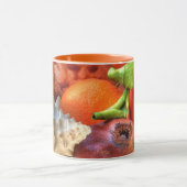 貝およびフルーツの静物画 マグカップ (中央)