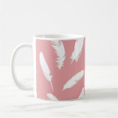 貝のピンクの白い羽のプリント コーヒーマグカップ (左)