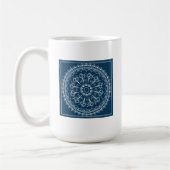 貝殻から成っている曼荼羅 コーヒーマグカップ (左)