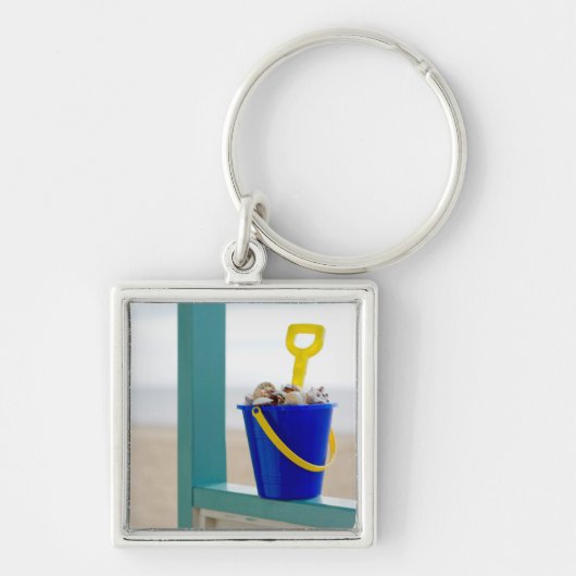 貝殻で満ちているバケツ キーホルダー (正面)