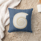 貝殻のクリーム色のヴィンテージの青い木製の枕 クッション (ブランケット)