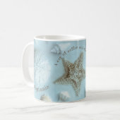 貝殻の淡いブルーのビーチの引用文 コーヒーマグカップ (正面左)