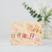 貝殻を持つ砂のビーチのアロハ ポストカード (スタンド正面)