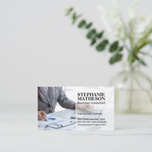 財務グラフを分析するビジネス担当者 名刺 (スタンド正面)
