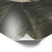 貧乏なメイドの少女が足を組んで座っているのが愛らしい フォトプリント (角)