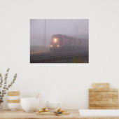 貨物列車ランニングのモーニングフォグ ポスター (キッチン)