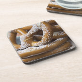 販売のためのニューヨークの露店商人の巨大なプレッツェル コースター (左側)