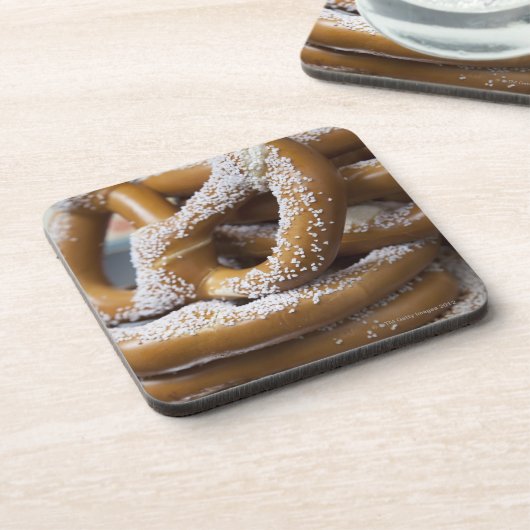 販売のためのニューヨークの露店商人の巨大なプレッツェル コースター (左側)