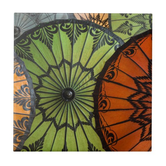 販売用パラソル，バガン，ミャンマー タイル (正面)