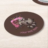貪欲なアライグマの食べ物お誕生日ケーキのアイス漫画 ラウンドペーパーコースター (アングル)