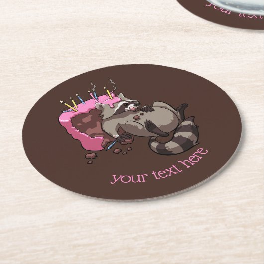 貪欲なアライグマの食べ物お誕生日ケーキのアイス漫画 ラウンドペーパーコースター (アングル)