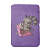 貪欲なラクーンお誕生日ケーキ漫画がいっぱい バスマット (正面縦)