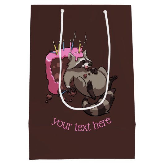 貪欲なラクーンお誕生日ケーキ漫画がいっぱい ミディアムペーパーバッグ (裏面)