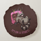 貪欲なラクーンお誕生日ケーキ漫画がいっぱい ラウンドクッション (裏面)